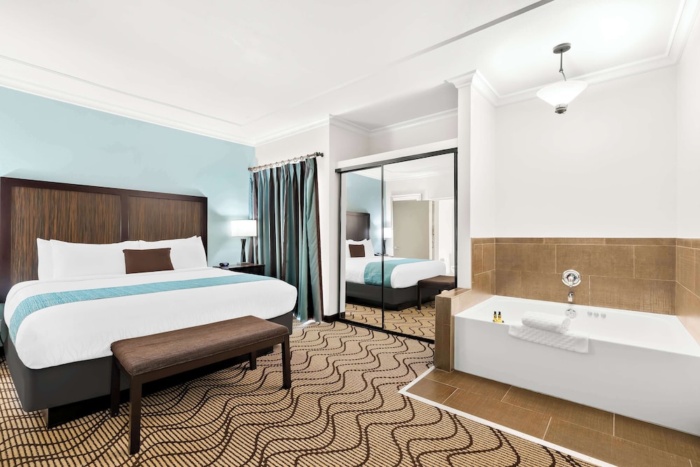 Suite, 1 King Bed With Sofa Bed, Non Smoking, Balcony (With Sofabed) photo 2