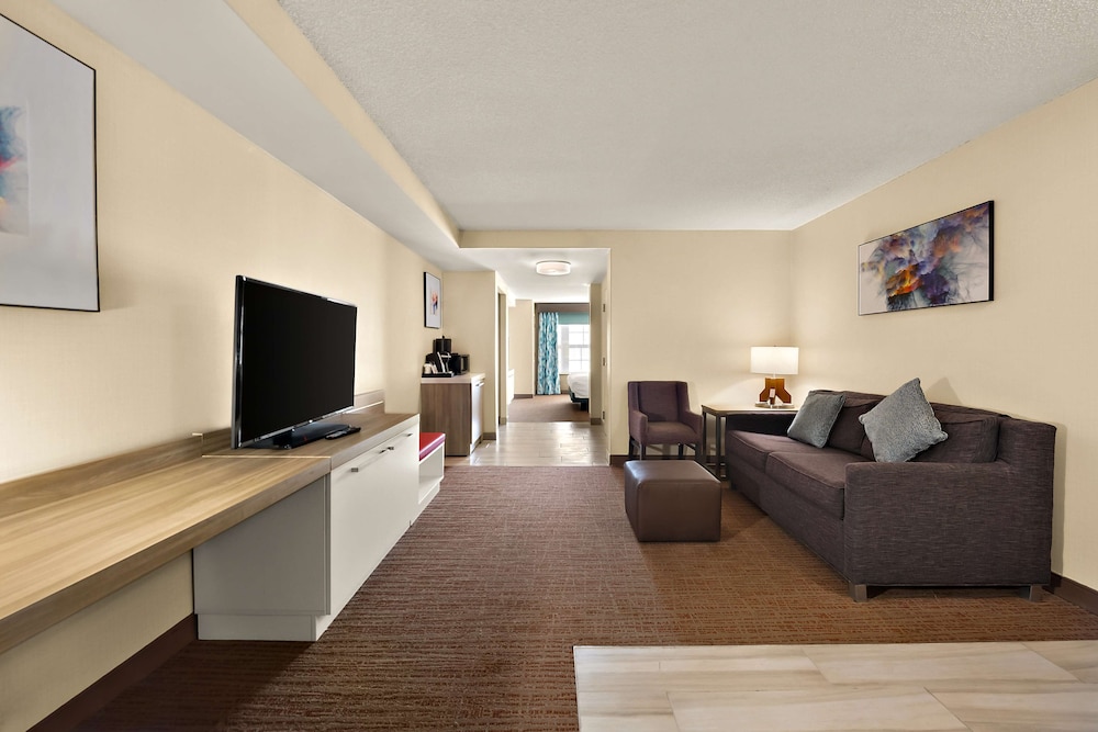 Deluxe Suite, 1 King Bed with Sofa bed, Accessible - Photo 3