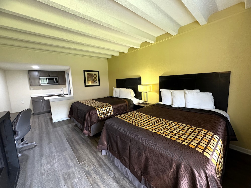 Deluxe Studio Suite, 2 Queen Beds, Smoking
