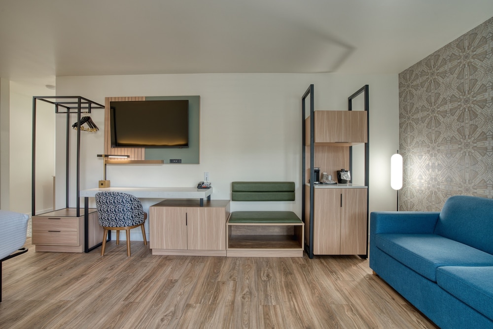 Deluxe Room, 1 King Bed with Sofa bed thumbnail 6