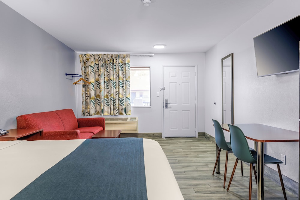 Suite, 1 King Bed, Non Smoking - Photo 3