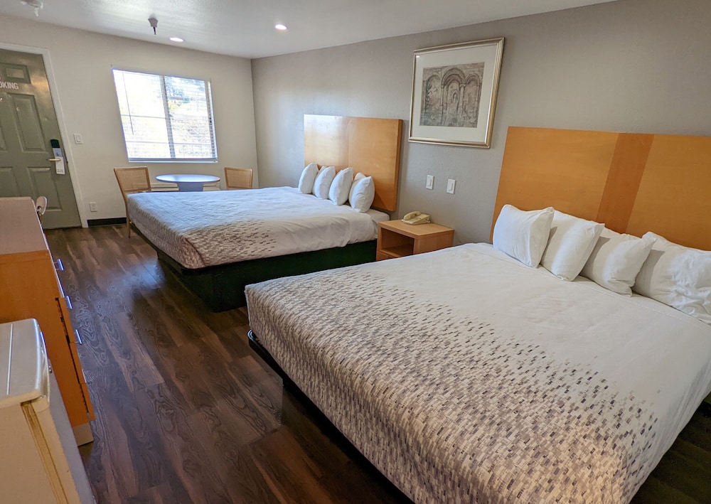 Double room with 2 King beds - Non Smoking photo 2