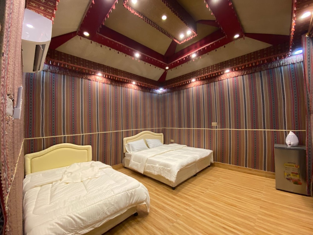 Traditional Room, Patio, Courtyard View
