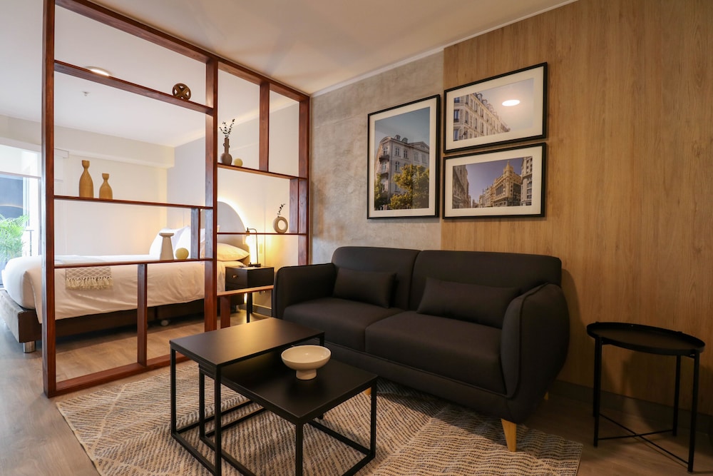 Studio (810B)