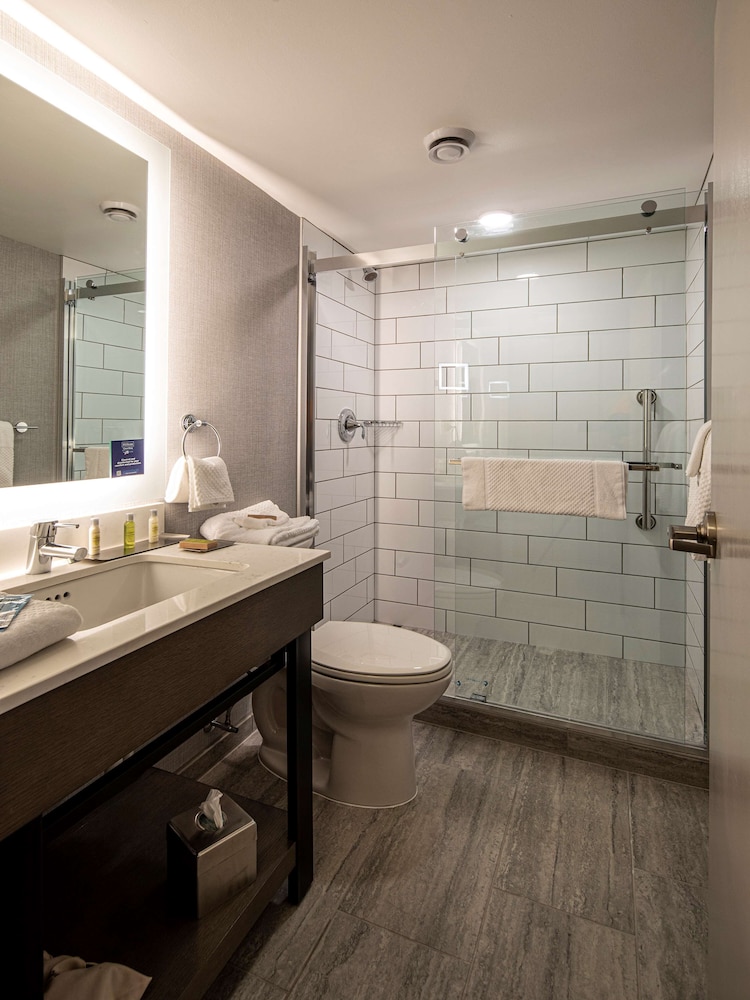 Room, 2 Queen Beds, Roll-in Shower, Non Smoking - Photo 8