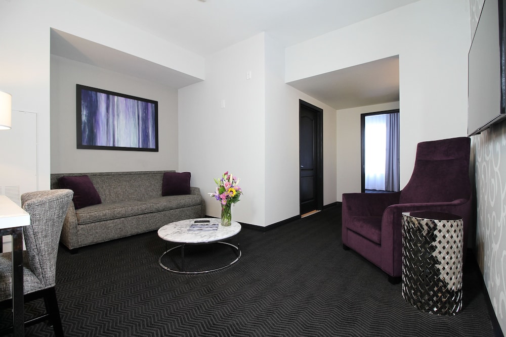 Suite, 1 King Bed, Non Smoking (One-Bedroom) - Photo 5
