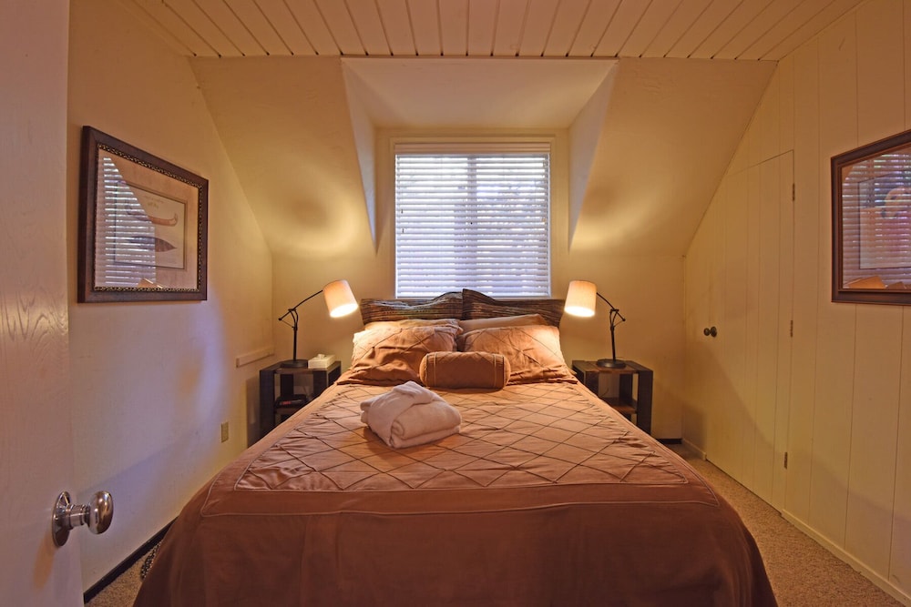 House, Multiple Beds, Fireplace, Mountain View (Woodland Chalet)