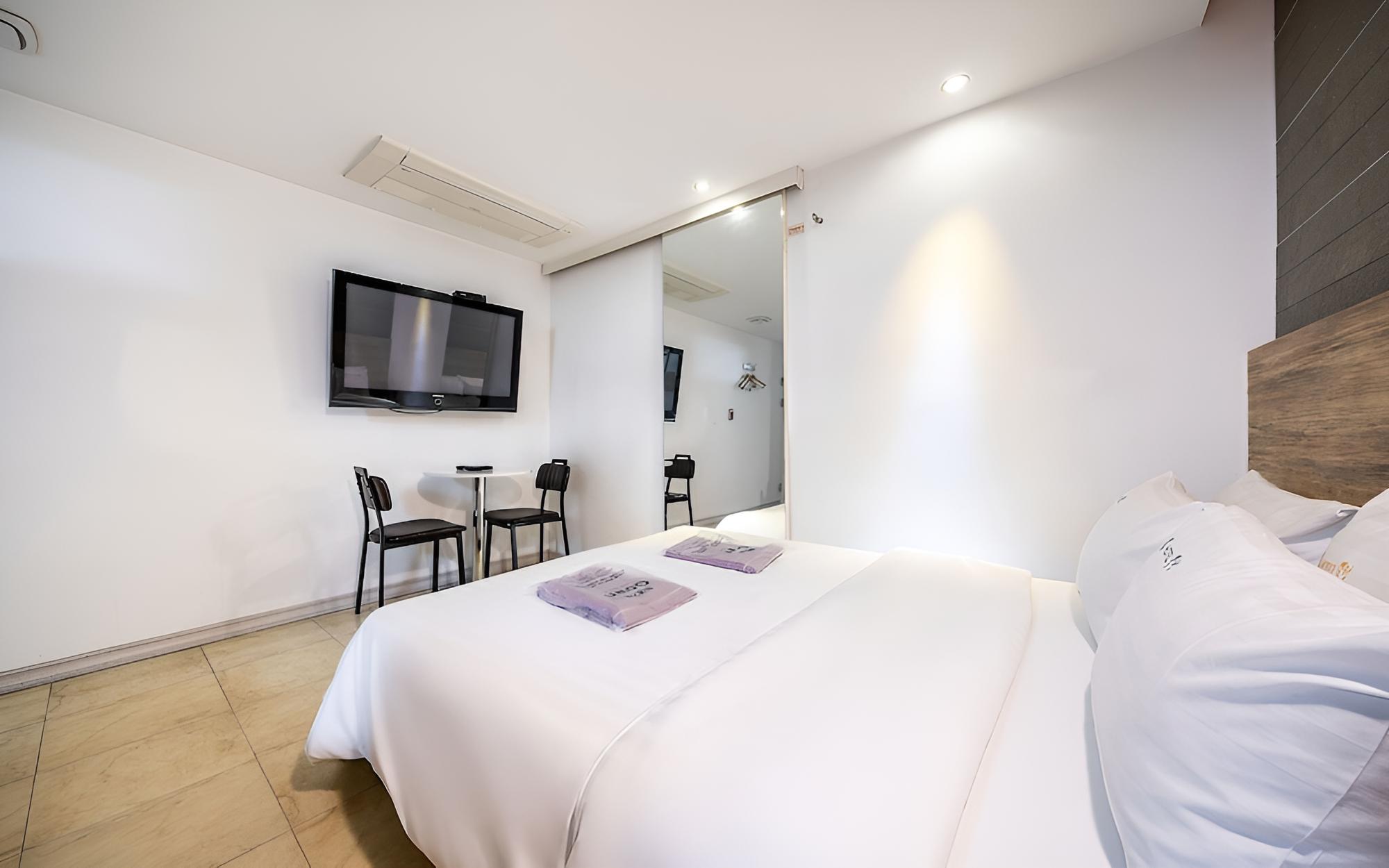 Room (Suite (square bed/Netflix/YouTube vie) - Photo 8