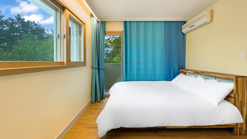 Basic Room, 1 Bedroom (103(Ocean View/No cooking)) - Photo 2