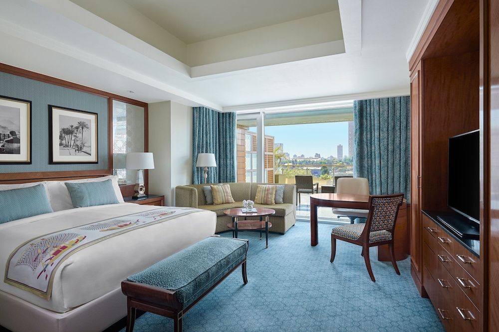 Deluxe Room, 1 King Bed, Smoking, Terrace (View) thumbnail 5