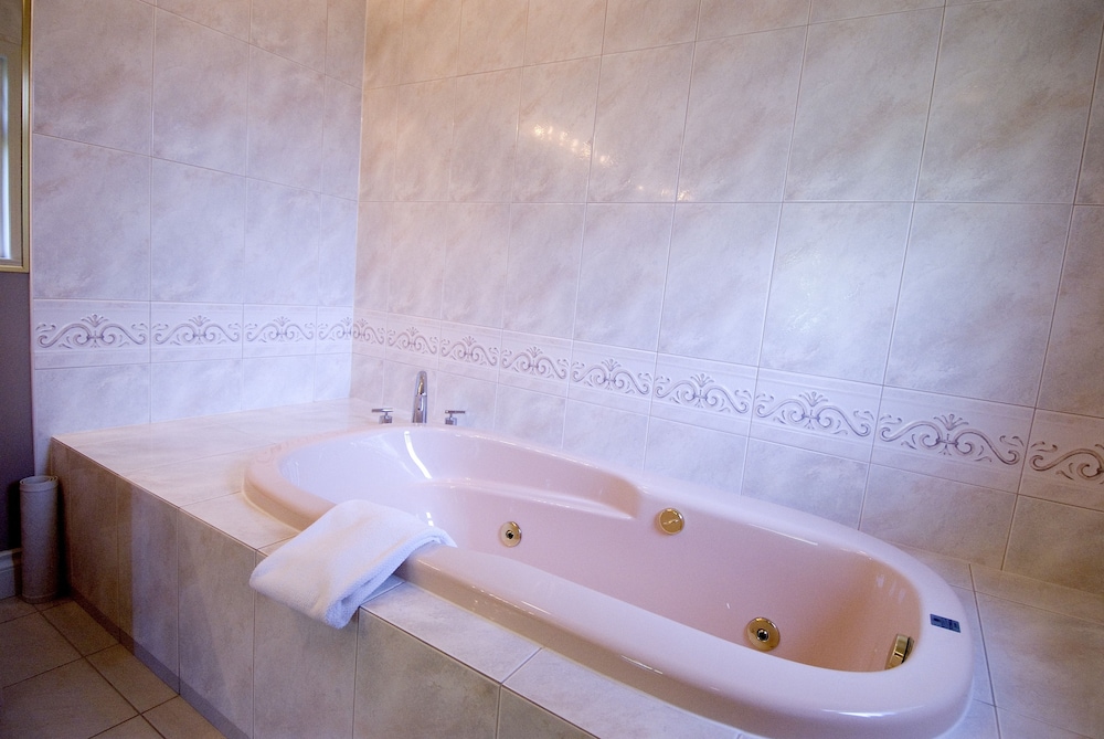 Executive Suite, 1 King Bed, Garden View photo 3