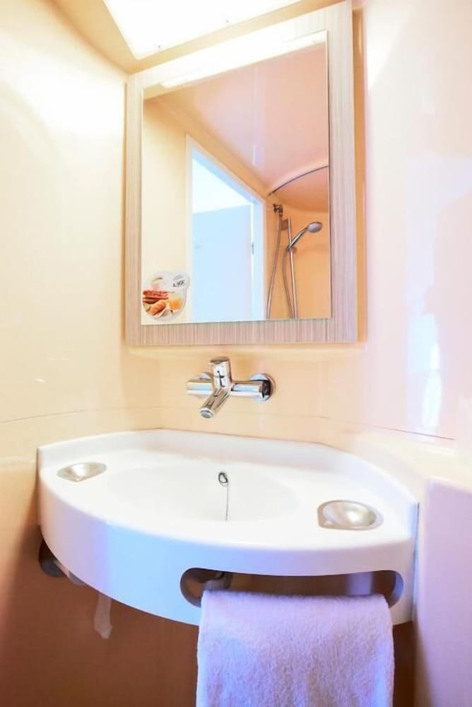 Standard Room, 2 Twin Beds - Photo 3