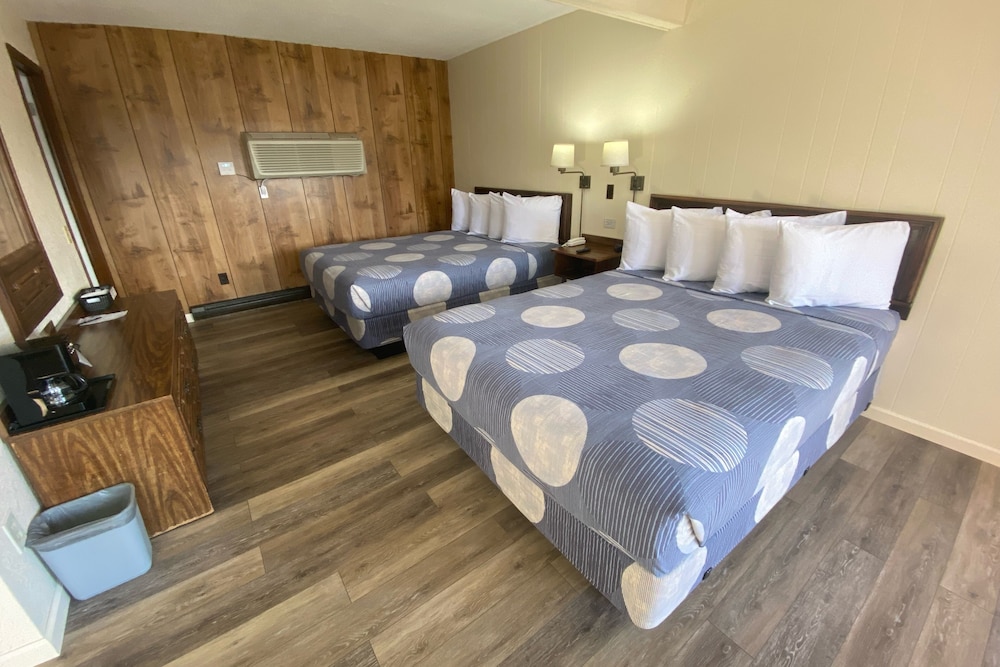 Standard Room, 2 Queen Beds, Non Smoking, Fireplace - Photo 1