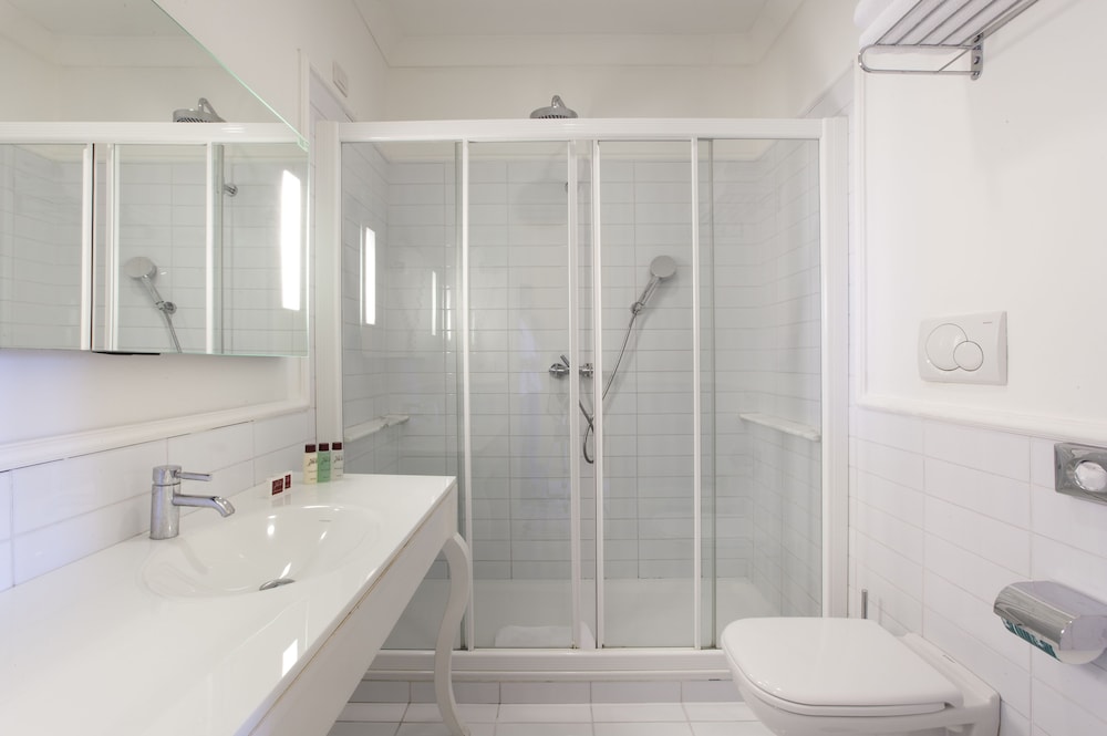 Superior Double or Twin Room, Balcony, Sea View - Photo 9