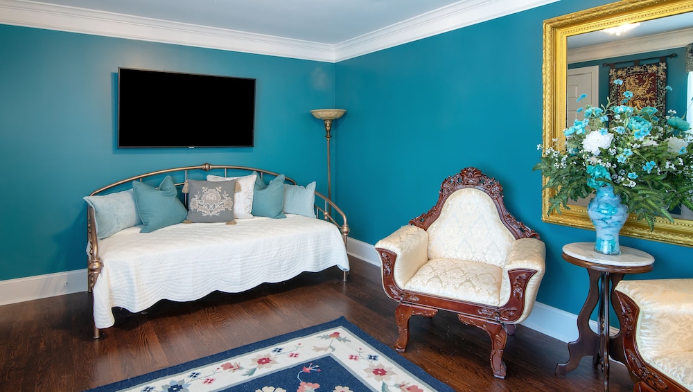 Retreat House - Tiffany Rose Rm