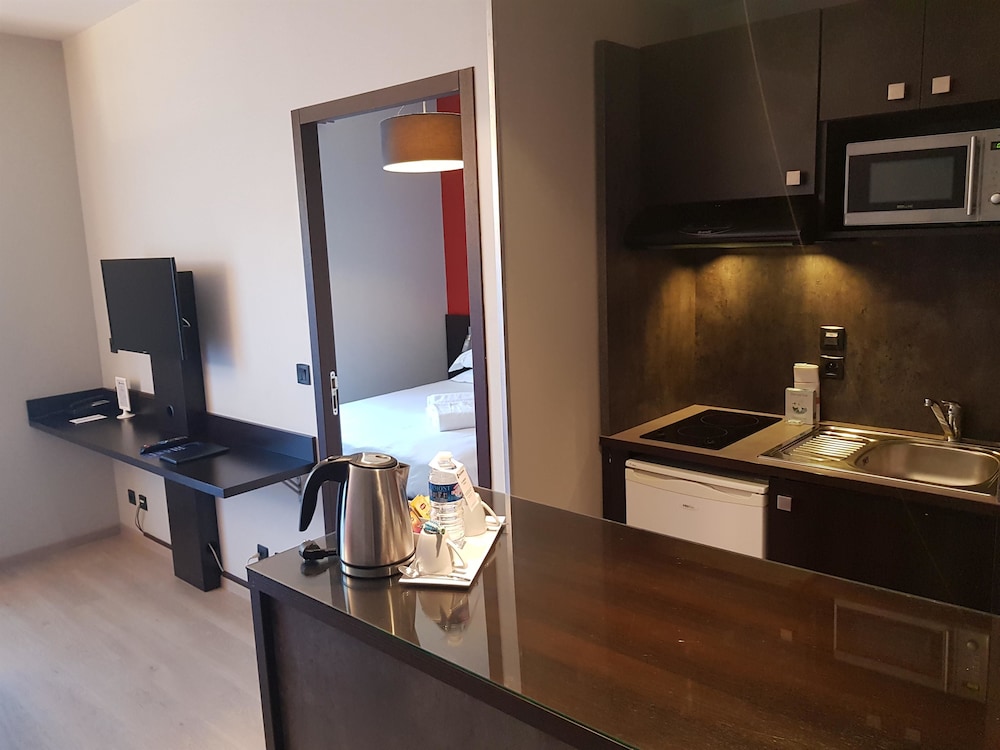 Executive Room, 1 Queen Bed with Sofa bed, Kitchenette (with Sofabed) photo 3