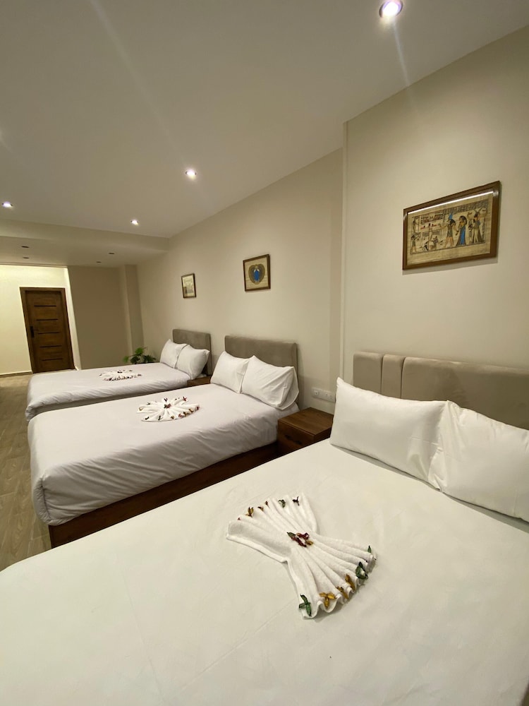 Superior Quadruple Room, Pyramids View