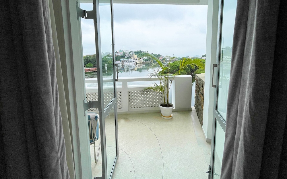 King Room with Balcony - Photo 5