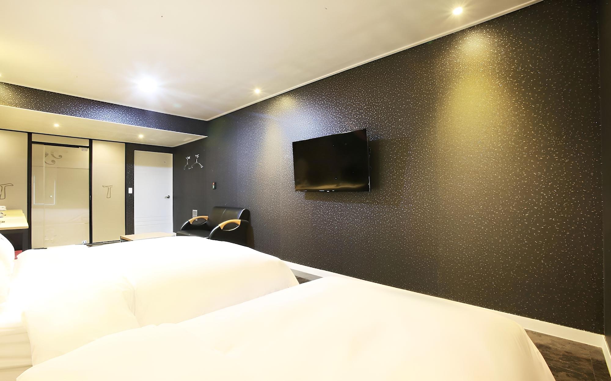 Room (Premium Twin (OTT Styler)) - Photo 3