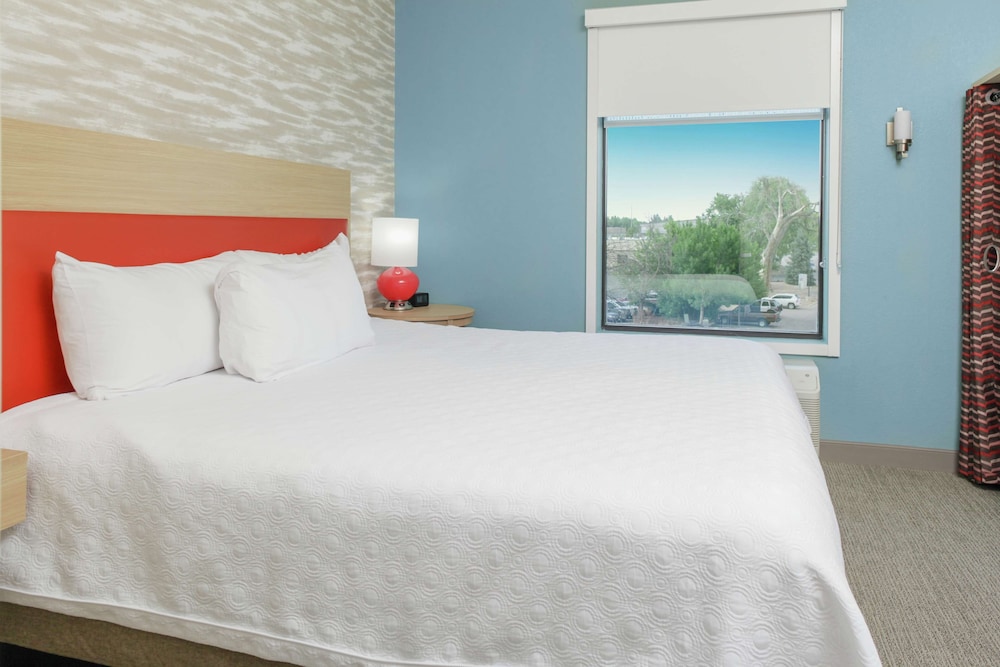 Suite, 1 King Bed, Accessible (Mobility & Hearing, Roll-in Shower) photo 3