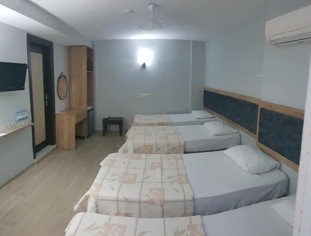 Economy Quadruple Room photo 3