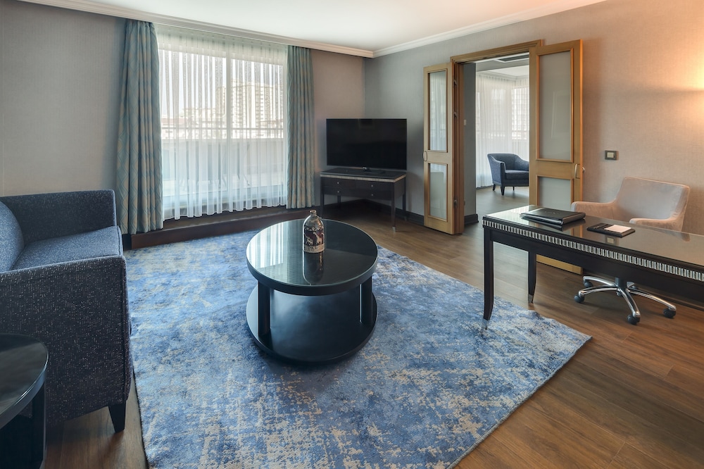 Executive Suite, 1 King Bed with Sofa bed, City View - Photo 3