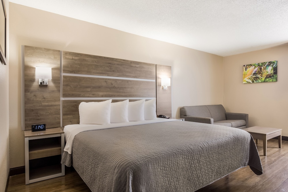 Standard Room, 1 King Bed, Non Smoking - Photo 1