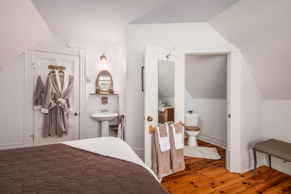 Suite, 1 Queen Bed (Victoria) photo 3