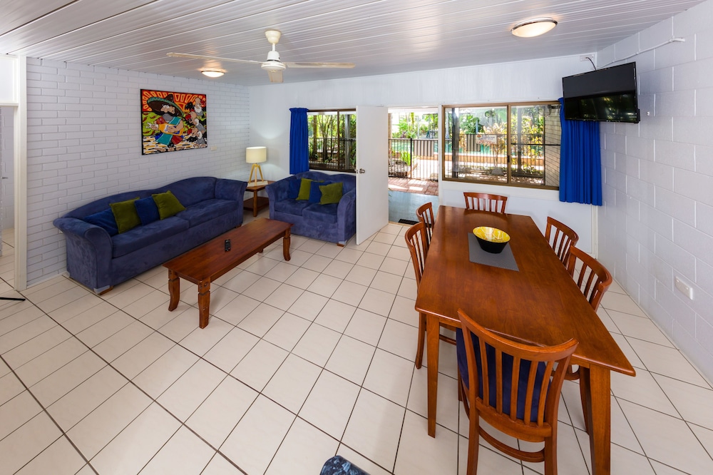 Standard Suite, 1 Queen Bed, Pool View, Poolside photo 3