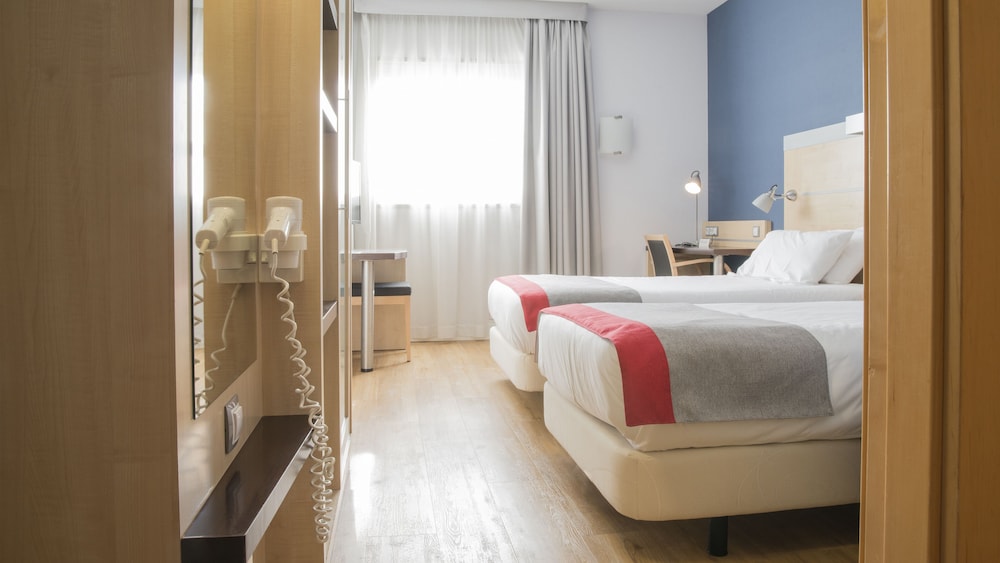 Standard Room, 2 Twin Beds (Free Breakfast) - Photo 1