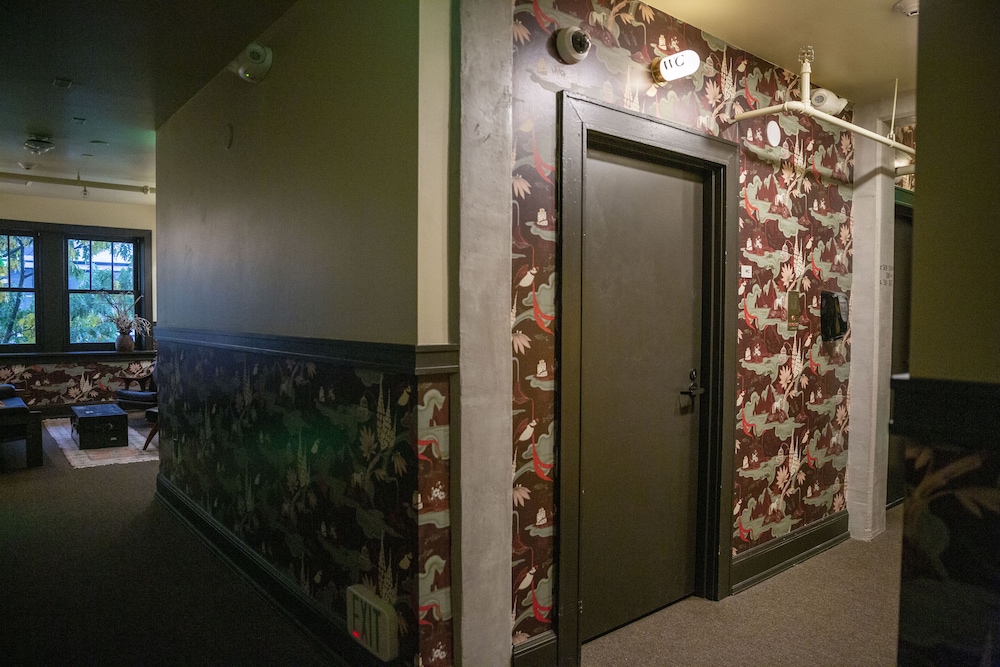 Standard Room, 1 Queen Bed, Shared Bathroom (Queen Shared Bath) - Photo 4