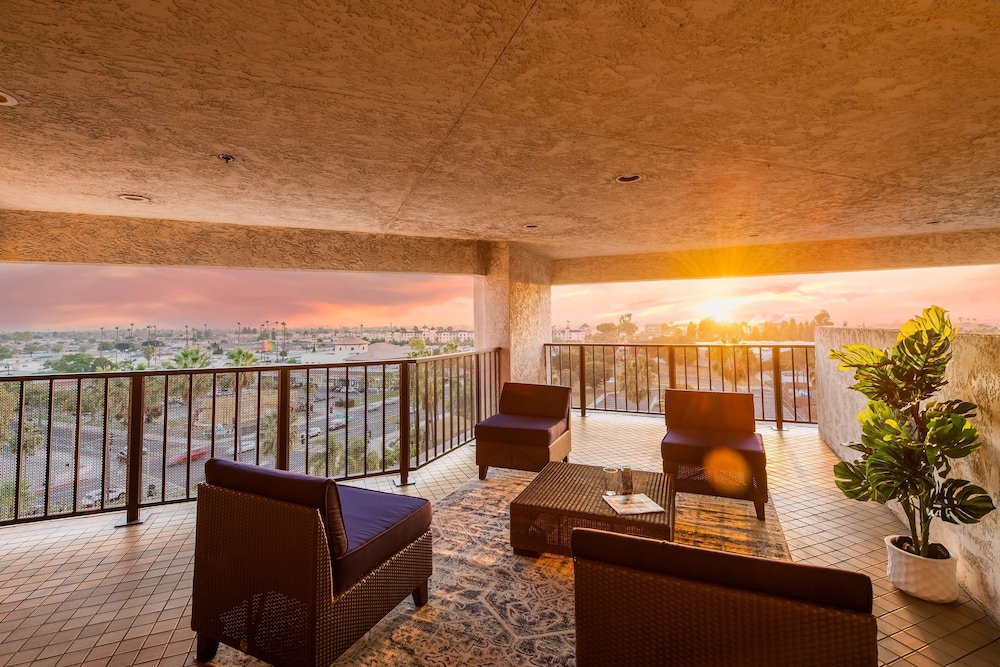Suite, 1 King Bed, Non Smoking, Balcony - Photo 2