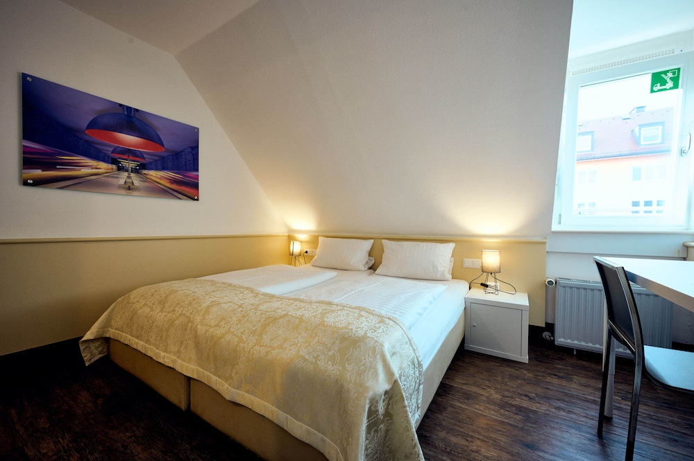 Double or Twin Room - Photo 3