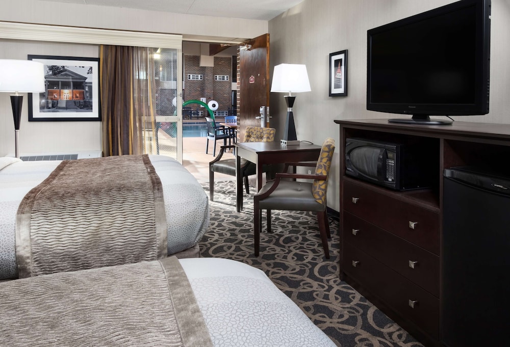 Standard Room, 2 Queen Beds, Non Smoking, Poolside - Photo 3