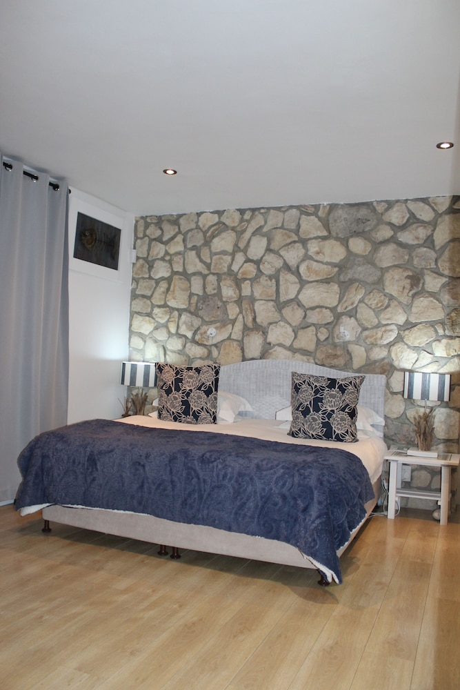 Luxury Double Room, 1 King Bed, Ocean View, Oceanfront (Ocean) photo 3