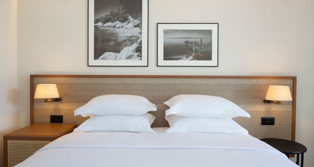 Double room, pool view, single use photo 2