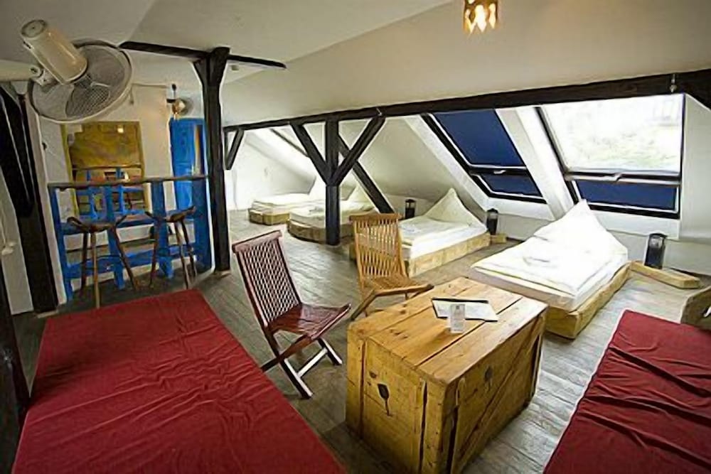 Five-bed room photo 2