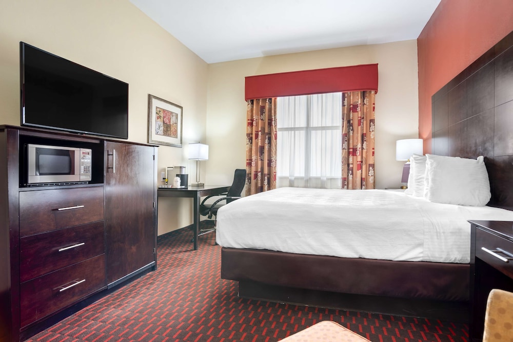 Standard Room, 1 King Bed, Non Smoking, Refrigerator & Microwave - Photo 2