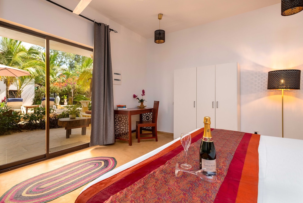 Standard Suite, Pool View photo 3