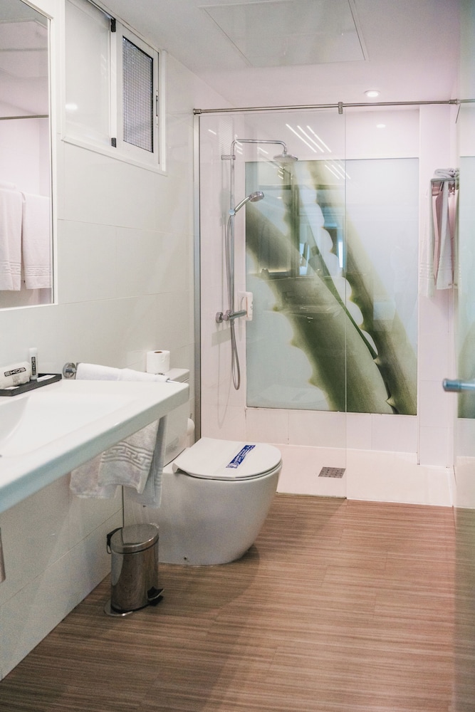 Double Room (Interior)