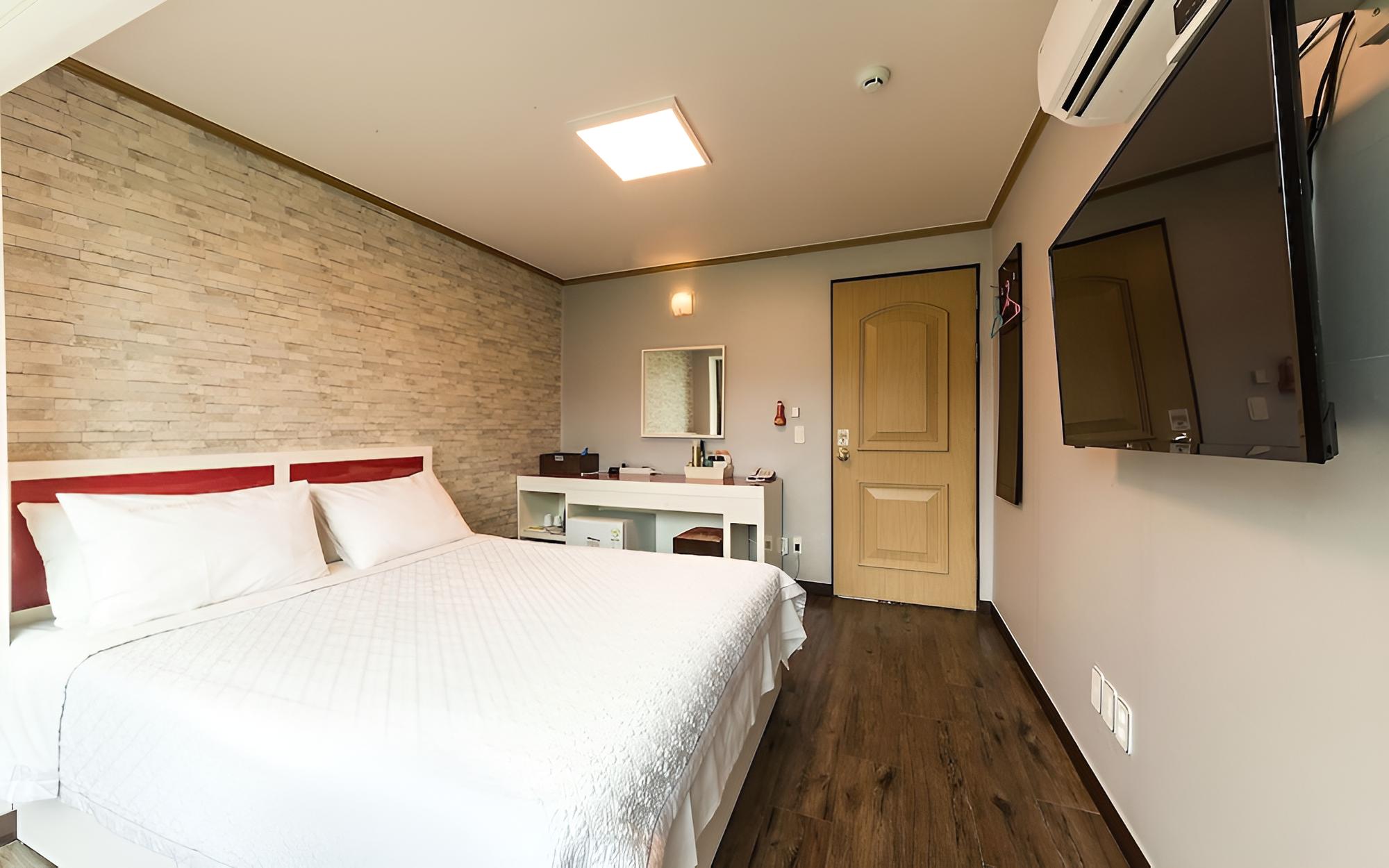 Room (Standard Room) - Photo 3