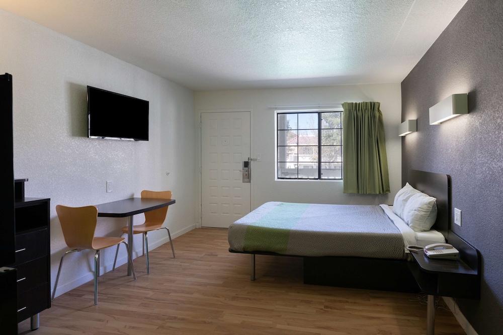 Deluxe Suite, 1 Queen Bed, Non Smoking, Kitchenette - Photo 11