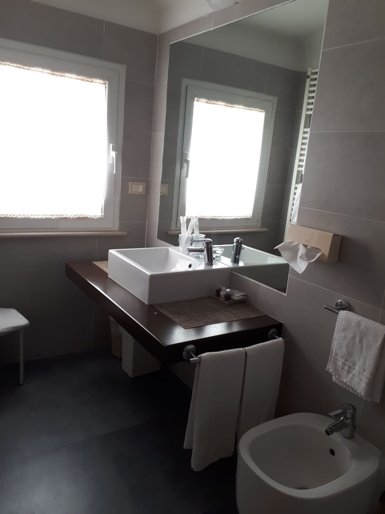 Superior Double or Twin Room - Photo 9