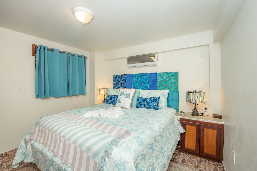 Sea Turtle, 1 Bedroom, Sea View, Poolside photo 3