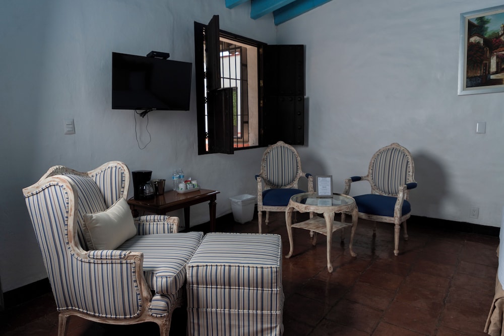 Coronel Suite, King bed, garden area