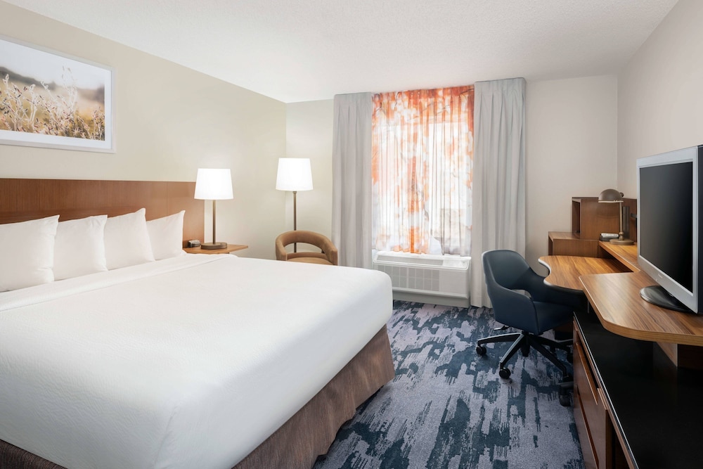 Room, 1 King Bed (Mobility Accessible, Roll-In Shower) - Photo 3
