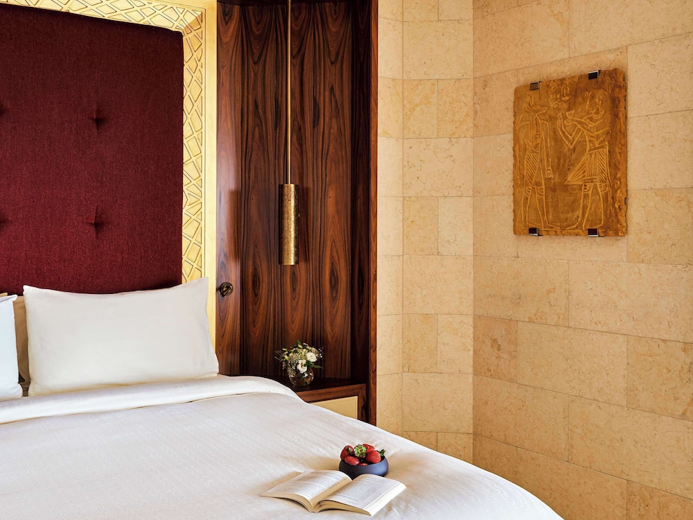 Raffles, Club Room, 1 King Bed - Photo 4