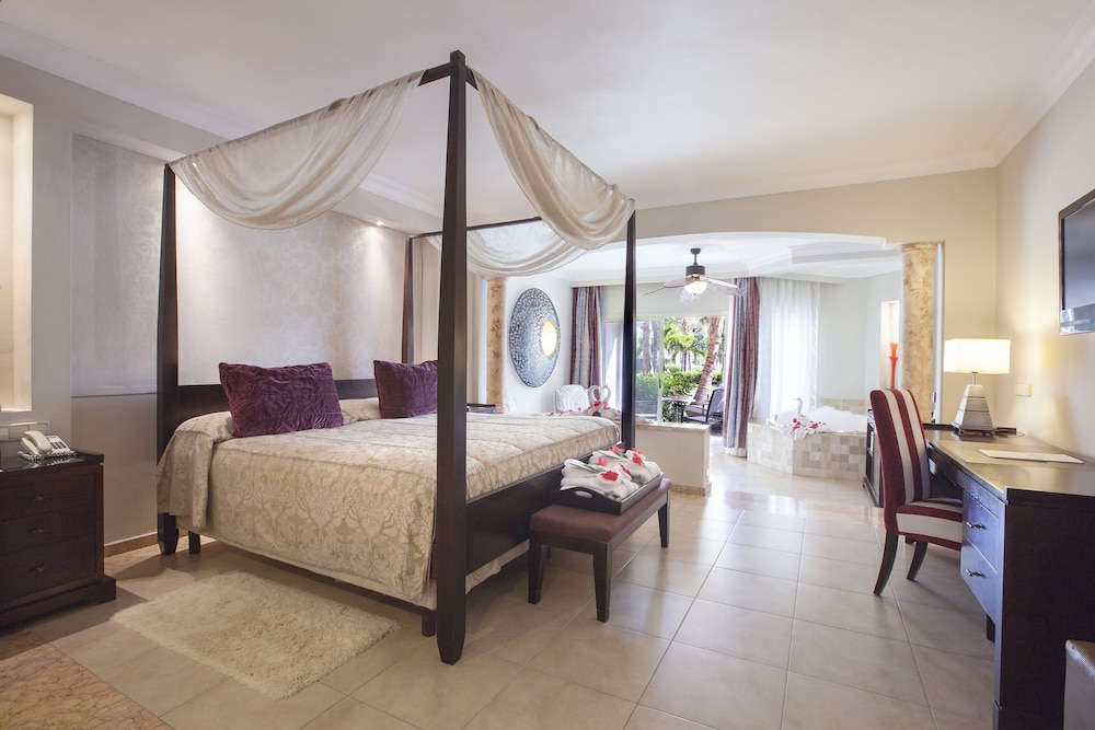 Majestic Jr Suite Swim Up