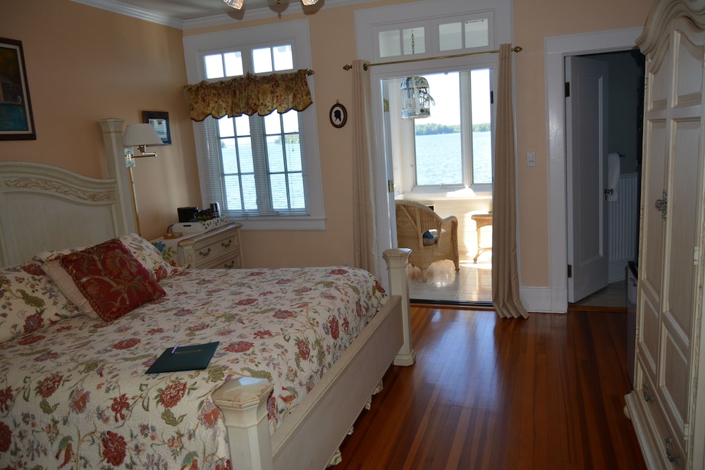 Suite, Balcony, Lake View photo 3