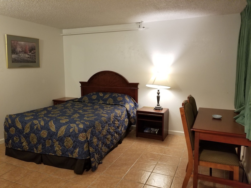 Economy Double Room, 2 Queen Beds photo 2